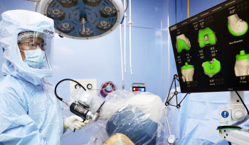  무릎 관절염... 중기 땐 골수줄기세포 주사, 말기 땐 로봇 인공관절 수술