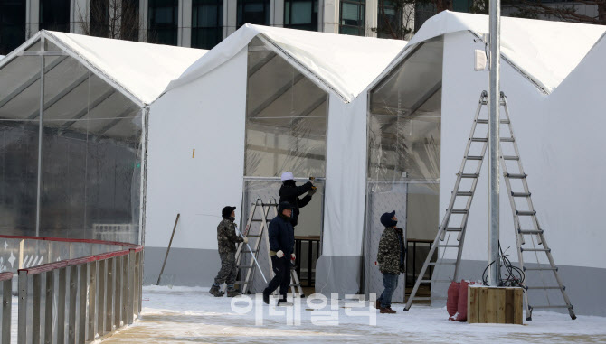 [포토]막바지 공사 한창인 서울광장 스케이트장