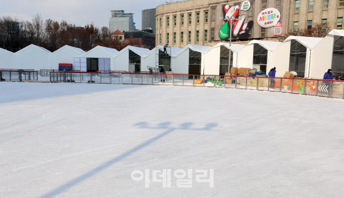 [포토]개장 앞두고 마무리 공사 중인 서울광장 스케이트장