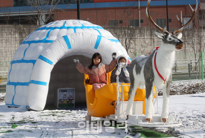 [포토] 무지개 눈썰매장 포토존