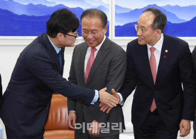 [포토]내년도 예산안 처리 합의, '악수하는 홍익표-추경호'