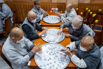 한국불교문화사업단, 동지 맞아 '팥죽 나눔' 행사