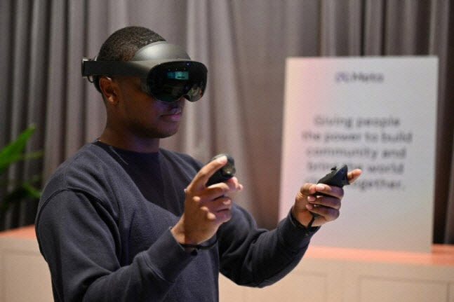 메타는 회사 이름까지 바꿨는데…VR·AR 매출 40% 급감