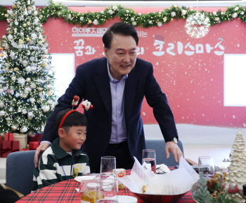'제복 입은 영웅' 가족들 초청한 尹…크리스마스 행사 개최