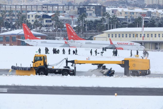 '폭설 마비' 제주공항 항공기 운항 재개…8시간만에 정상화