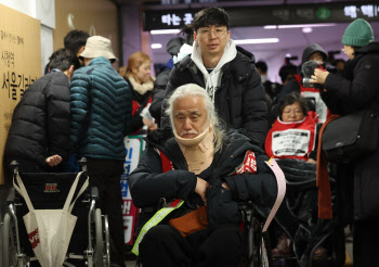 전장연 "오세훈 대화 나서면 1월2일 지하철 탑승시위 보류"