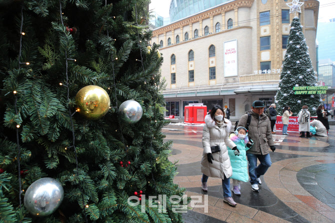 [포토]아빠 엄마 손 잡고 맞이한 화이트 크리스마스