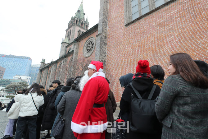 [포토]산타클로스도 함께하는 성탄 대축일 미사