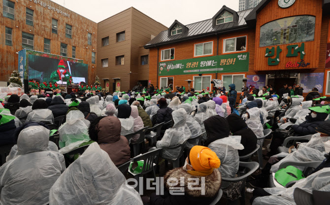 [포토]훈훈한 거리 성탄예배