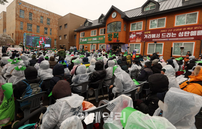 [포토]밥퍼나눔운동본부 앞마당에서 열린 36번째 거리 성탄예배