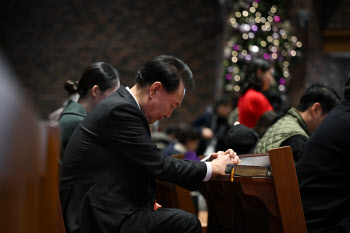 尹, 정동제일교회서 성탄 예배…"국가가 좋은 선물되도록 노력할 것"