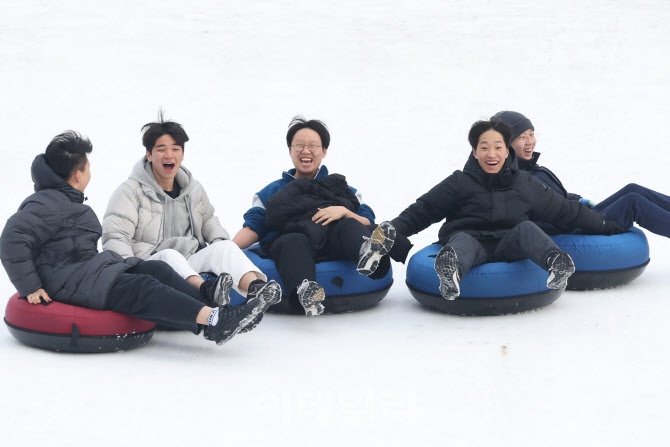 [포토]친구들과 눈썰매 타요~