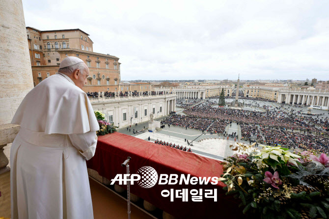 프란치스코 교황, 성탄 메시지 통해 무기 산업 비판