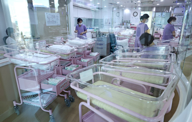 10월 출생아수 1만명대로 하락…'역대 최저' 저출산 경고등