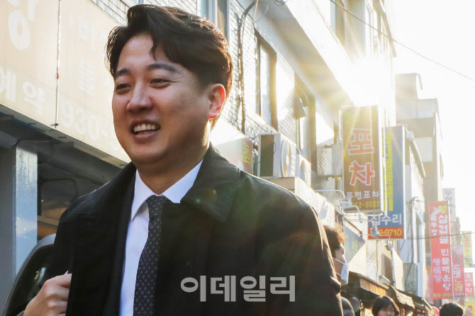 [포토]기자회견장 나서는 이준석