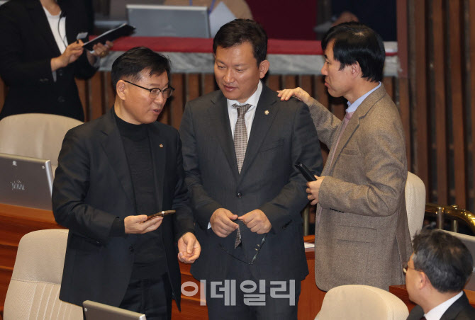 [포토]본회의, '대화하는 이양수-김형동-하태경'