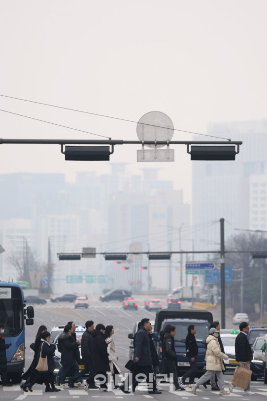 한파 가니 미세먼지 왔다…낮 최고 기온 12도[내일날씨]