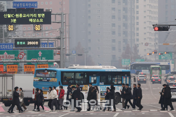 “출근길 마스크 챙기세요”…수도권, 미세먼지 ‘나쁨’[오늘날씨]