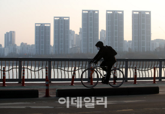 주말 아침 전국 눈·비…최대 15㎝ ‘눈폭탄’[내일날씨]