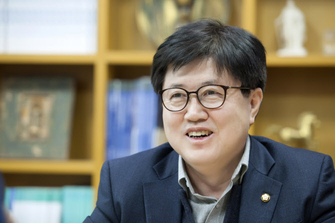 내년 현충일·광복절 '황금연휴' 기회…'임시공휴일 2달전 지정' 법안