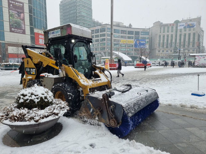 서울에 눈 9㎝ 쌓이자 사고·도로통제 잇따라…비상근무 1단계
