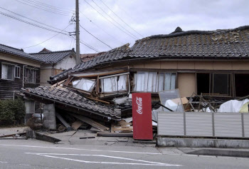 새해 첫날 日 이시카와 7.6 강진…신칸센 멈추고 지붕 무너져(재종합)