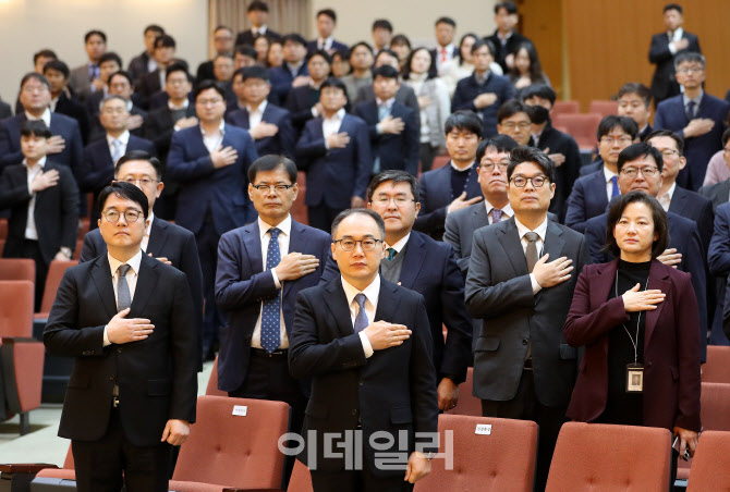 [포토]국기에 대한 경례하는 이원석 검찰총장과 대검직원들