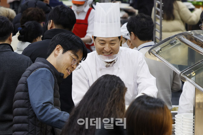 [포토] 오세훈 서울시장 떡국 배식 봉사