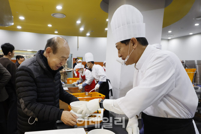 [포토] 오세훈 서울시장, 시청 직원 떡국 배식