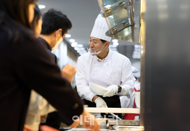 [포토] 오세훈, 떡국 배식 봉사