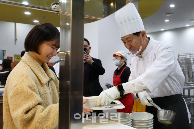 [포토] 오세훈 서울시장, 떡국 배식 봉사