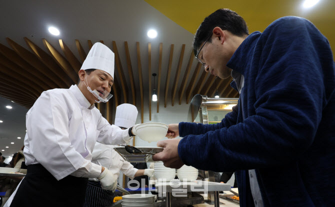 [포토] 오세훈 서울시장, 구내식당 떡국 배식 봉사