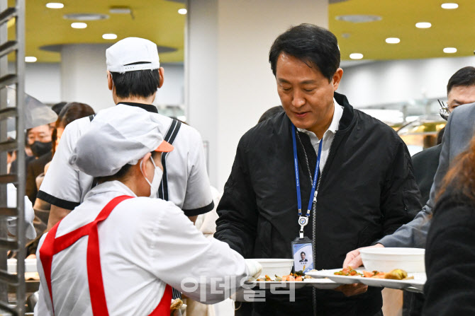 [포토] 떡국 배식받는 오세훈 시장