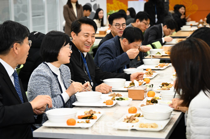 [포토] 우수창의제안 공무원들과 식사하는 오세훈 시장