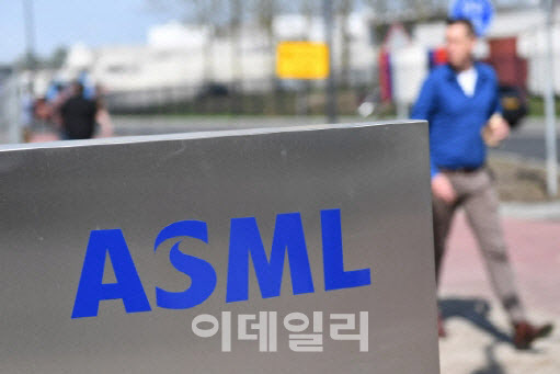 네덜란드, ASML 반도체 장비 中 수출 제동…면허 부분 취소