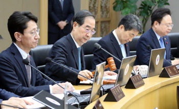 한총리 "이재명 대표 피습, 민주주의 흔드는 심각한 범죄"