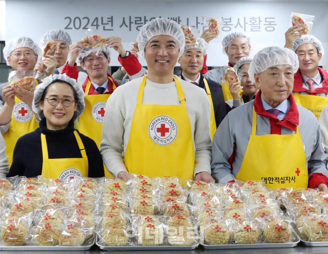 [포토] 제빵봉사 참여하는 안재욱