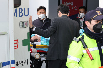 부산서 괴한에 피습 당한 이재명…서울대병원서 응급 수술