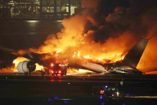 日 하네다공항 항공기 충돌 화재로 김포發 포함 약 100편 결항