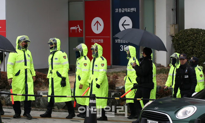 [포토]경찰, 이재명 입원중인 서울대병원 경계근무 강화