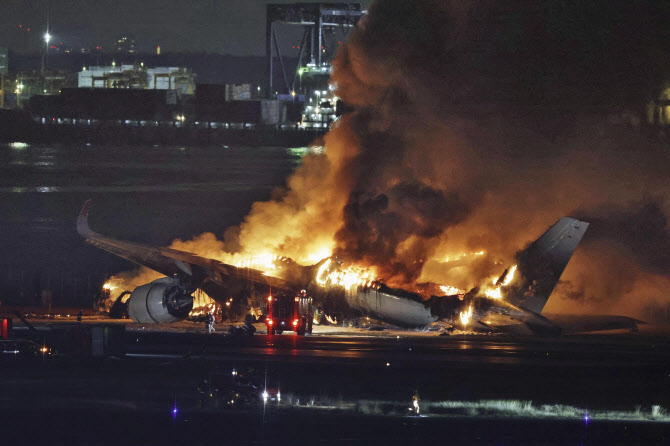 日항공기 추돌사고, JAL-해상보안청의 엇갈린 진술