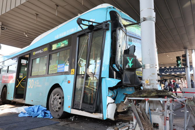 “액셀 밟았다”…수원역 환승센터 돌진해 18명 사상, 당시 상황