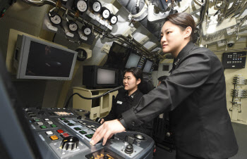 軍에 더이상 '금녀'의 영역 없다…해군 첫 여군 잠수함 승조원 탄생