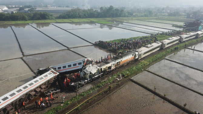 인도네시아서 열차 충돌 사고…최소 3명 사망