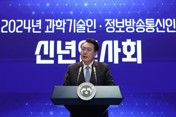 尹 "임기 중 R&D 예산 대폭 확대…얼마든 전폭 지원" 약속