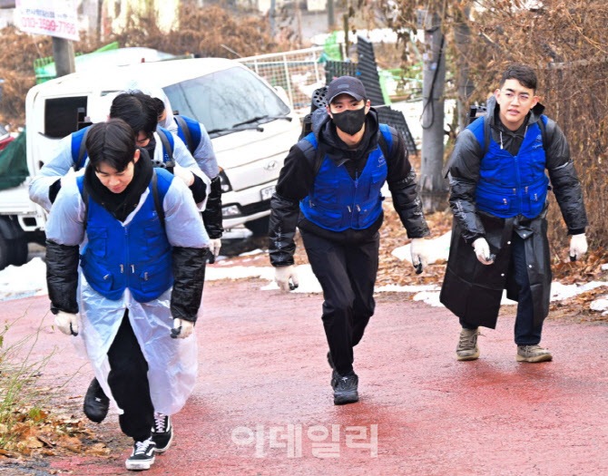 [포토] 박보검, 연탄 나르기 봉사