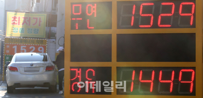 [포토]전국 주유소 기름값 13주 연속 '뚝'…경윳값 5개월 만에 1400원대