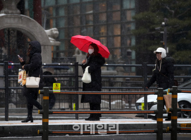 [포토] 눈내리는 가운데 출근하는 시민들