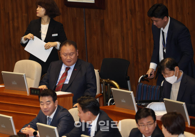 [포토]국회 본회의, '국민의힘 의원석 앉은 이상민'