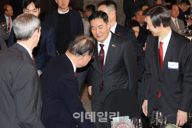 [포토]내빈들과 인사 나누는 신원식 국방부 장관